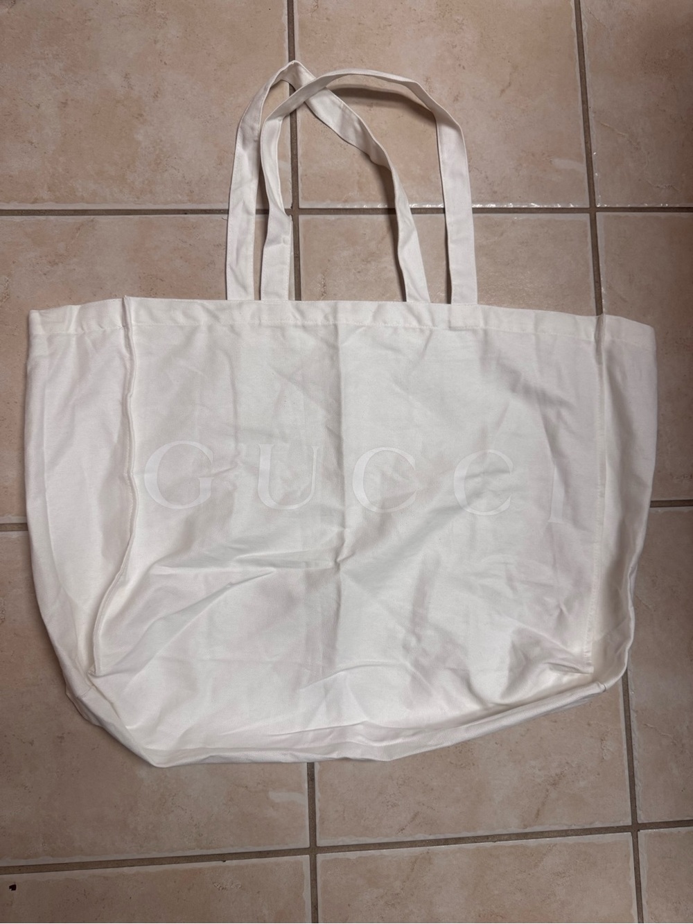 Gucci White Oversized Canvas Tote with Subtle Logo - Picture 3 of 9